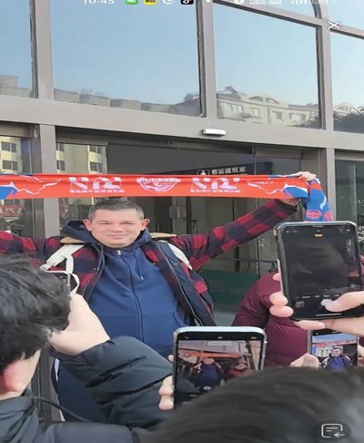 横扫泰山！青岛海牛主帅米兰赛后发布会上作揖感谢记者