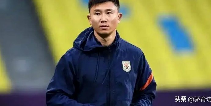看王勤伯介绍，浮岛敏还不如周海滨，周海滨一直提醒两个中后卫要多交流