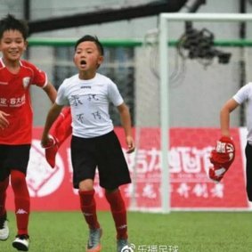 乐播小将，国内一个正式11人制赛事冠军都没拿过，但是董教徒就爱倒处指点江山。也不知哪来的底气，笑话一样。