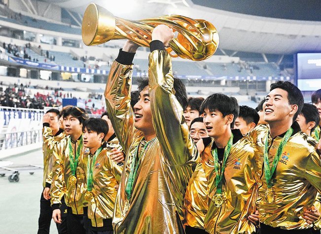中国男足2:0胜乌兹，老将进球点亮
